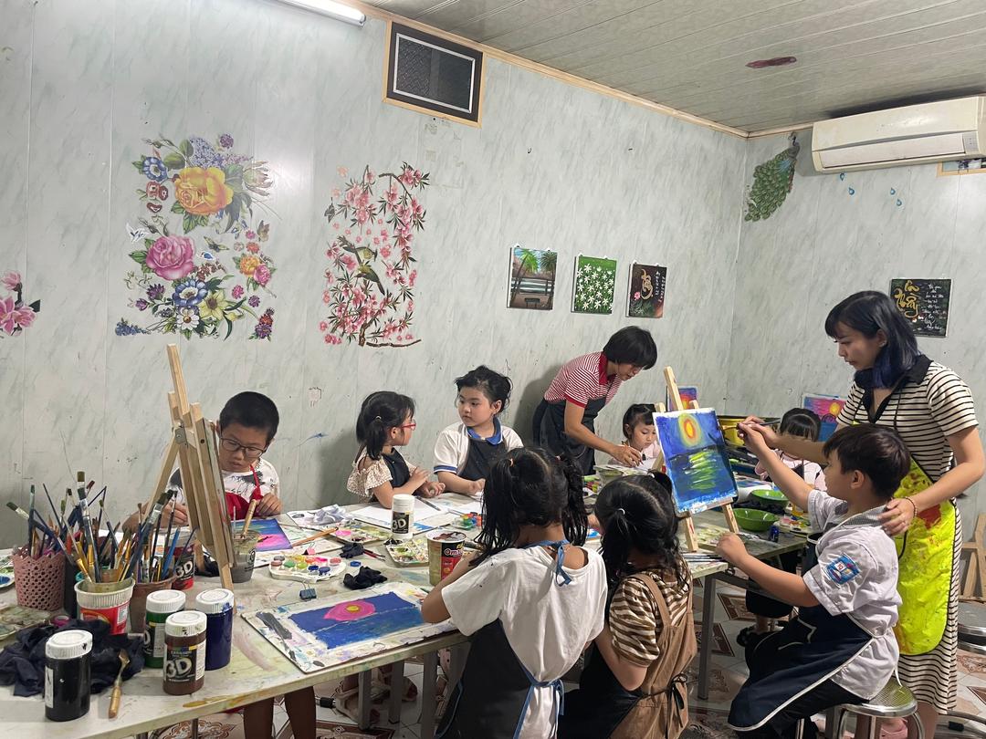 Một lớp học vẽ dịp hè cho trẻ trên địa bàn phường Nam Định.