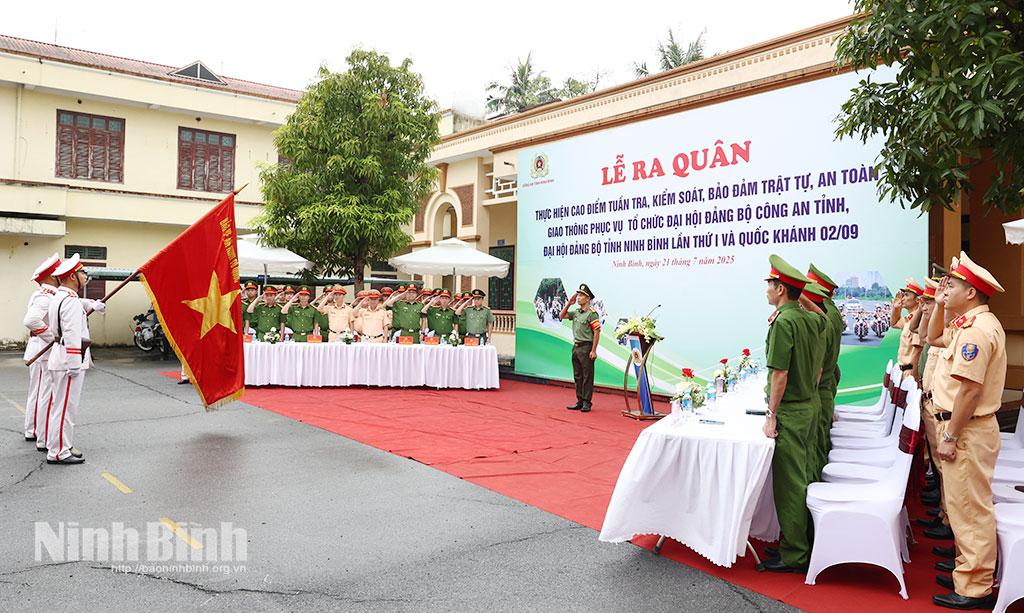 Quang cảnh lễ ra quân.