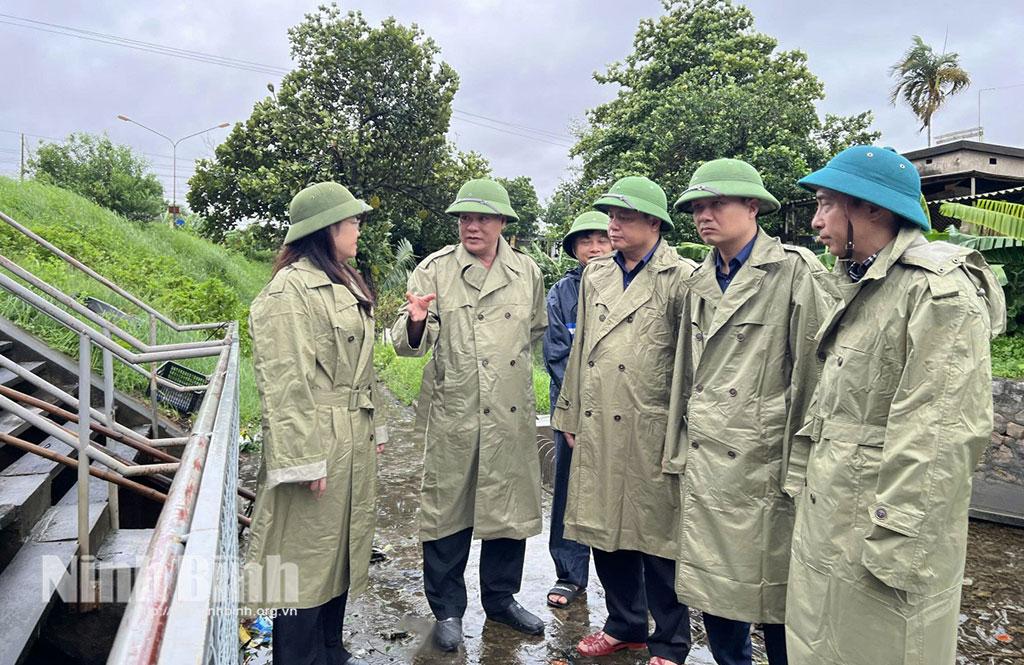 Đồng chí Lê Quốc Chỉnh, Phó Bí thư Tỉnh uỷ, Chủ tịch HĐND tỉnh kiểm tra công tác vận hành tiêu thoát nước tại Trạm bơm Kênh Gia.