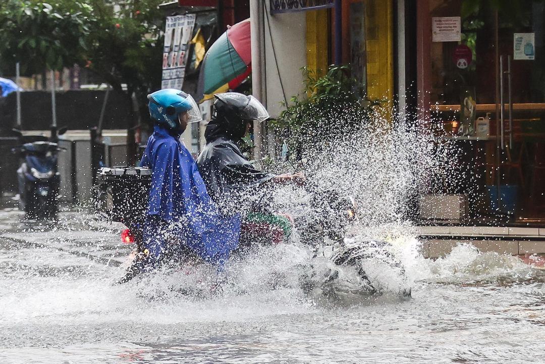 Cảnh ngập lụt sau những trận mưa lớn do ảnh hưởng của bão Wipha tại Quezon, Philippines. Ảnh: THX/TTXVN