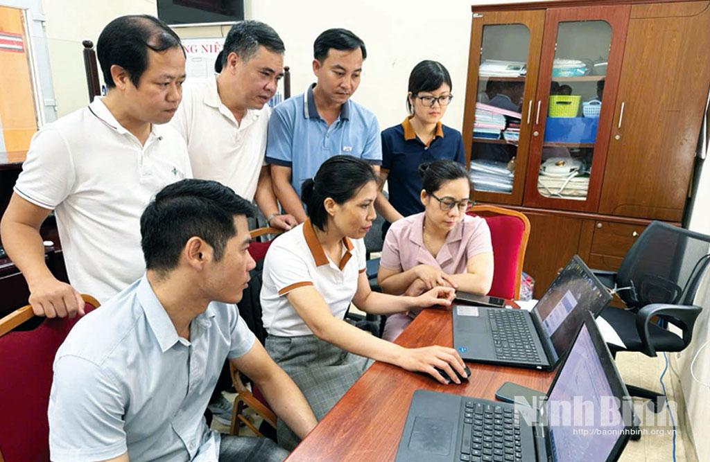 Cán bộ Sở Khoa học và Công nghệ hướng dẫn sử dụng phần mềm dùng chung cho cán bộ phường Thiên Trường.