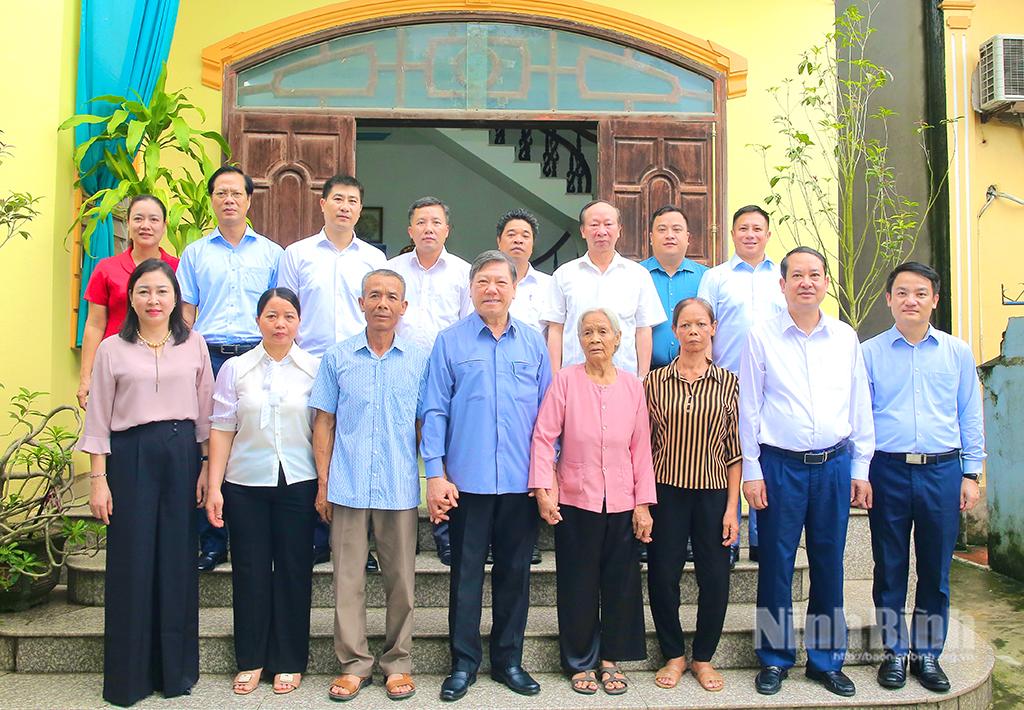 Đồng chí Phó Chủ nhiệm Thường trực Ủy ban Kiểm tra Trung ương Trần Văn Rón và các đồng chí lãnh đạo tỉnh thăm, tặng quà gia đình Liệt sĩ Đỗ Tiến Dĩnh.