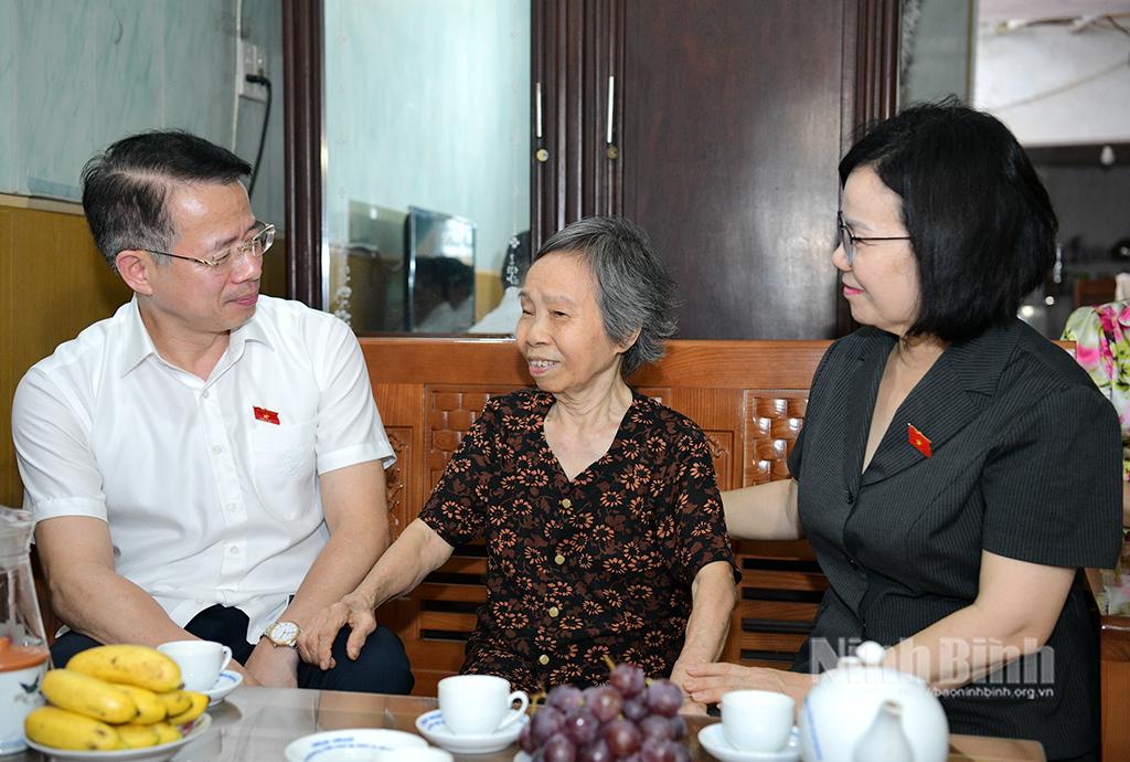Đồng chí Phó Trưởng Đoàn ĐBQH tỉnh Nguyễn Hải Dũng thăm, tặng quà gia đình bà Trần Thị Tuấn, Tổ 2, phường Nam Định, là vợ liệt sĩ.