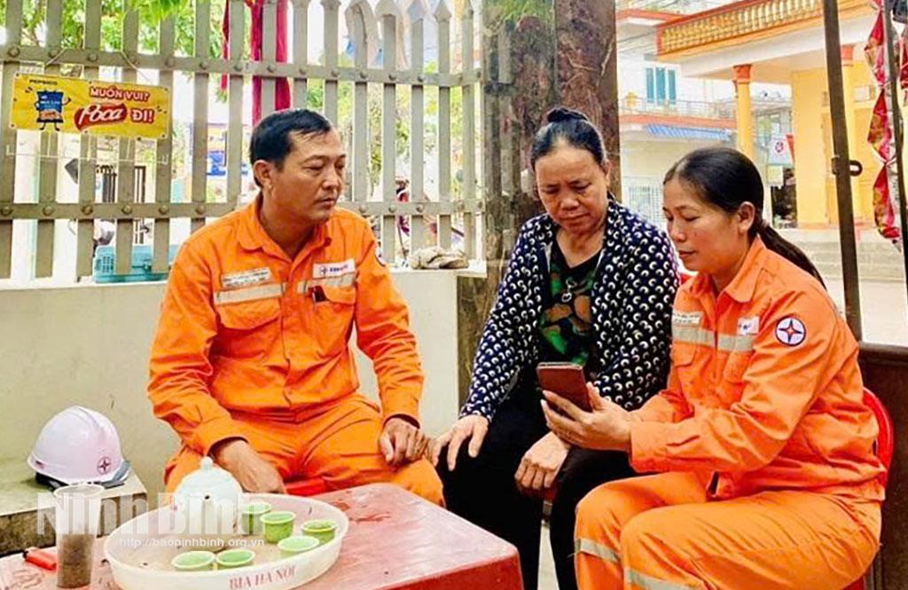 Nhân viên Công ty Điện lực Ninh Bình tuyên truyền nhân dân thực hiện tiết kiệm điện.