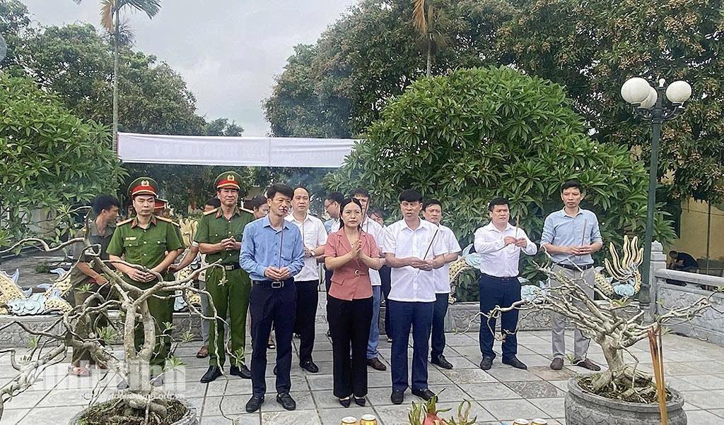 Đoàn dâng hương tại Đài tưởng niệm các Anh hùng, liệt sĩ Yên Hoà.