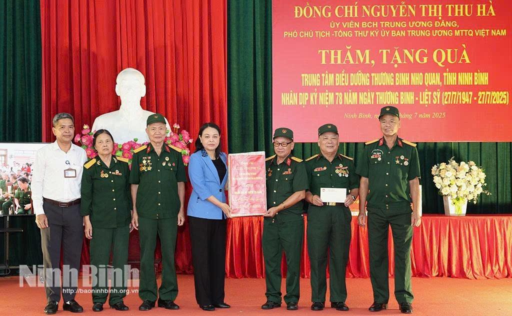 Đồng chí Phó Chủ tịch-Tổng thư ký Ủy ban Trung ương Mặt trận Tổ quốc Việt Nam thăm, tặng quà thương, bệnh binh tại Trung tâm Điều dưỡng thương binh Nho Quan