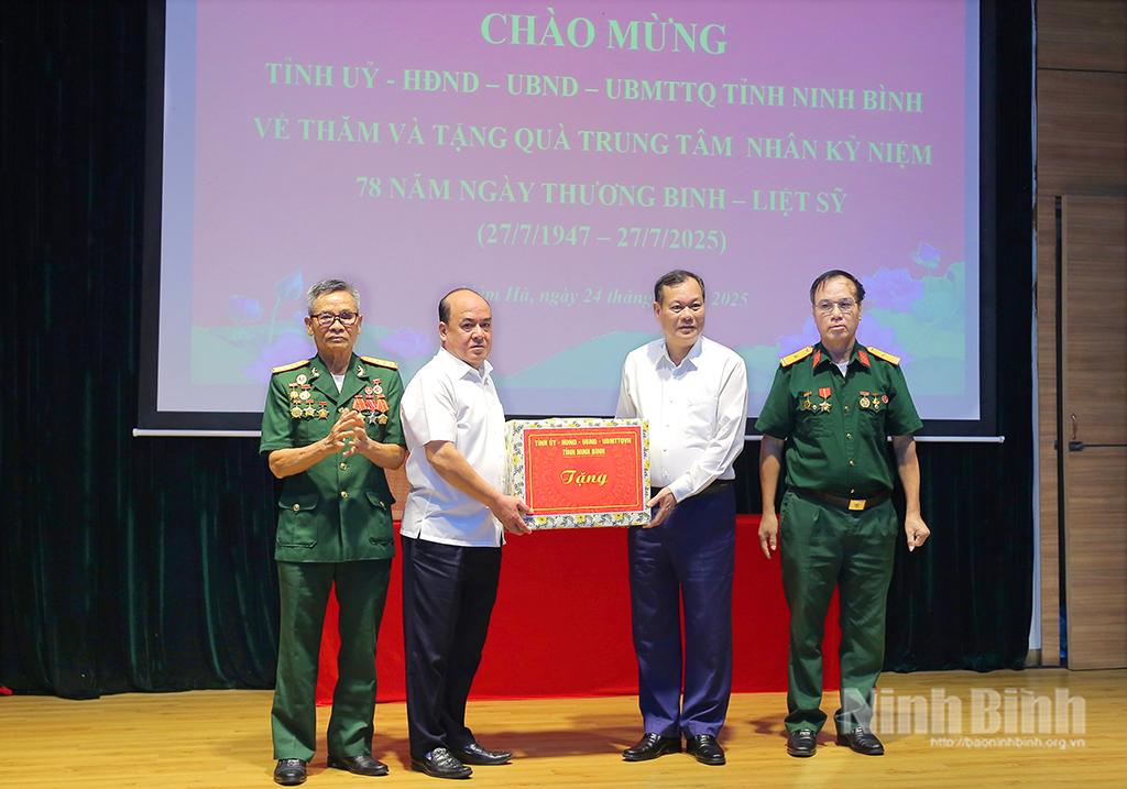 Đồng chí Lê Quốc Chỉnh, Phó Bí thư Tỉnh uỷ, Chủ tịch HĐND tỉnh tặng quà các thương, bệnh binh đang điều trị tại Trung tâm Nuôi dưỡng thương, bệnh binh nặng và Điều dưỡng người có công Hà Nam.