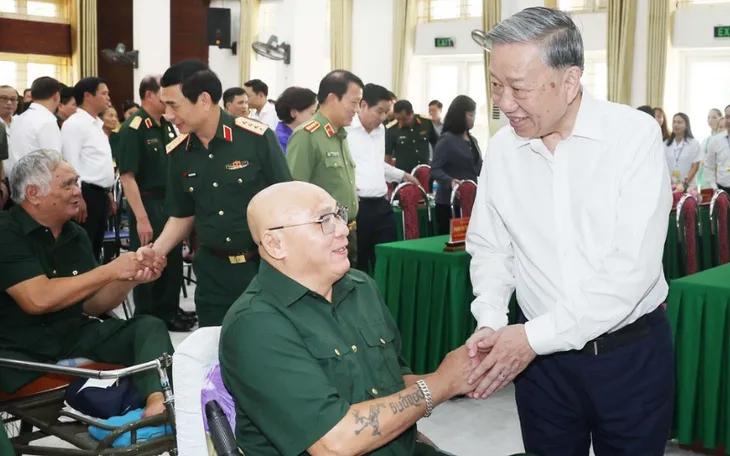 Tổng Bí thư Tô Lâm thăm hỏi và tặng quà cho thương, bệnh binh. (Ảnh: TTXVN)