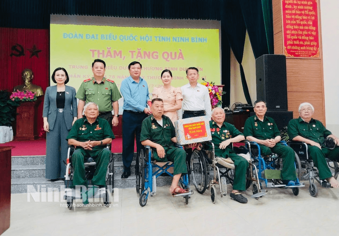 Đồng chí Nguyễn Quốc Hùng, Phó Chủ nhiệm Ủy ban Quốc phòng, An ninh và Đối ngoại của Quốc hội cùng lãnh đạo Đoàn ĐBQH tỉnh tặng quà Trung tâm Điều dưỡng thương binh Duy Tiên.