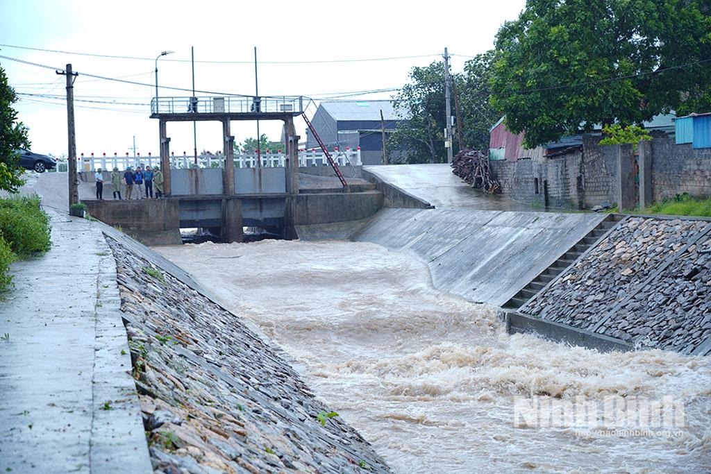 Trạm bơm Nham Tràng (xã Thanh Lâm) vận hành hết công suất để bơm tiêu úng cho các diện tích lúa mới cấy đang bị ngập úng do ảnh hưởng của bão Waphi.