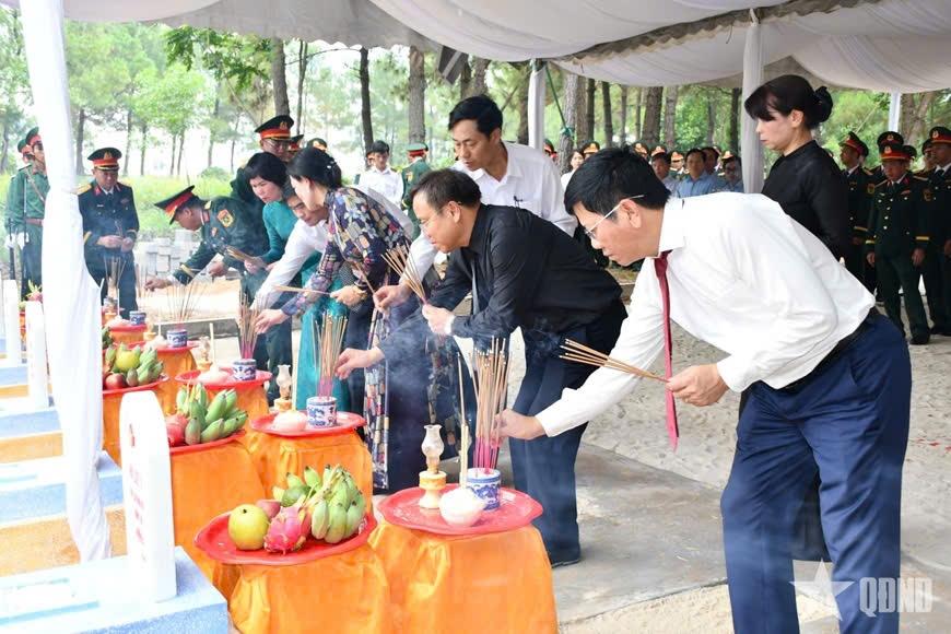 Tỉnh Quảng Trị tổ chức Lễ truy điệu và an táng 12 hài cốt liệt sĩ, ngày 23-7-2025. Ảnh: qdnd.vn