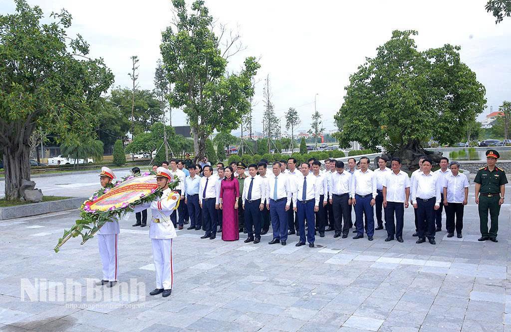 Các đồng chí lãnh đạo tỉnh dâng hương và tưởng niệm các Anh hùng liệt sĩ tại Đài tưởng niệm các Anh hùng liệt sĩ tỉnh.