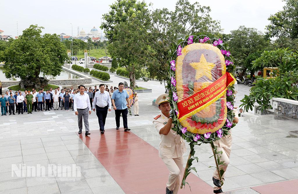 Đoàn đại biểu Đảng bộ phường Hoa Lư đặt vòng hoa tại Đài tưởng niệm các anh hùng liệt sĩ tỉnh.