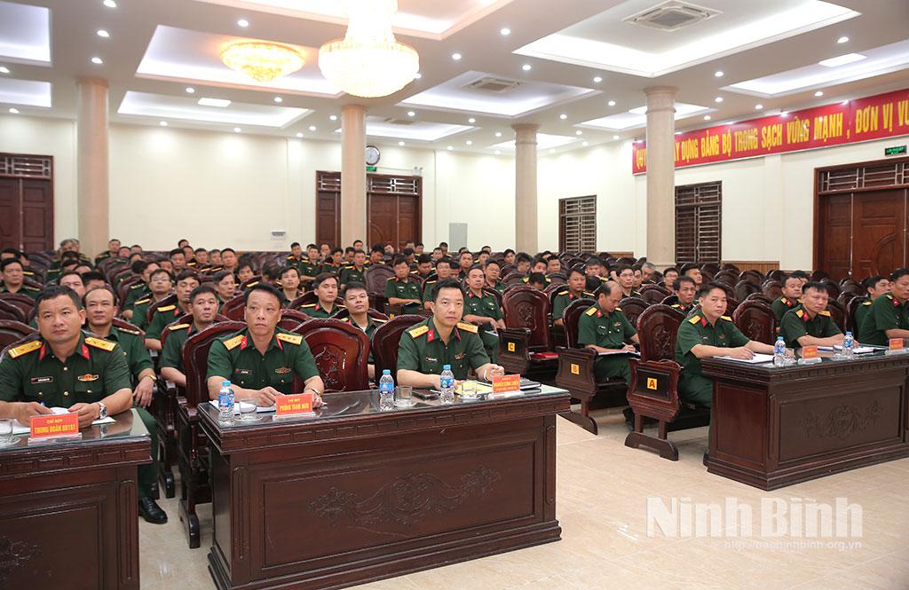 Lãnh đạo Bộ CHQS tỉnh và cán bộ các cơ quan, đơn vị tham gia lớp tập huấn.