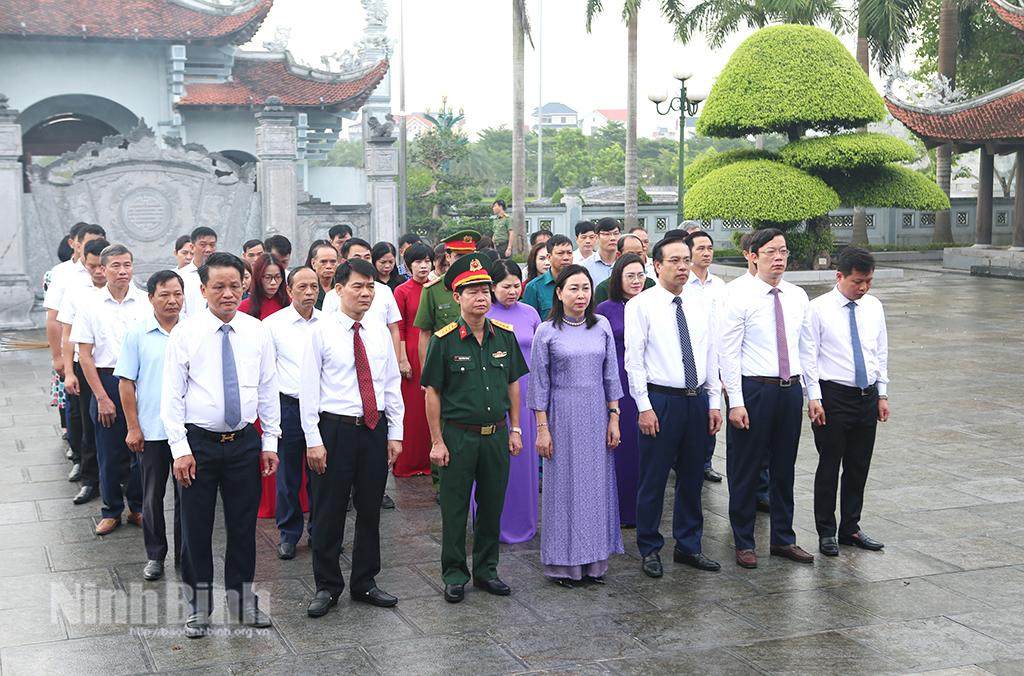 Đoàn đại biểu lãnh đạo tỉnh dâng hương tưởng niệm các Anh hùng liệt sĩ tại Đền thờ các Anh hùng liệt sĩ tỉnh khu vực Hà Nam.