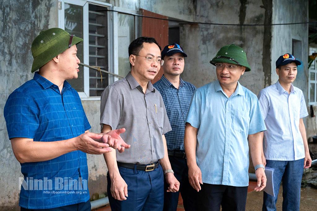 Lãnh đạo Sở Nông nghiệp và Môi trường kiểm tra, nắm bắt tình hình phòng, chống dịch tả lợn Châu Phi tại xã Khánh Nhạc. (ảnh: Ngọc Linh)