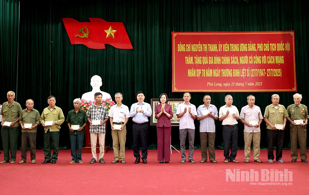 Đồng chí Phó Chủ tịch Quốc hội Nguyễn Thị Thanh và đồng chí Bí thư Tỉnh ủy Trương Quốc Huy tặng quà gia đình chính sách, người có công ở xã Phú Long.