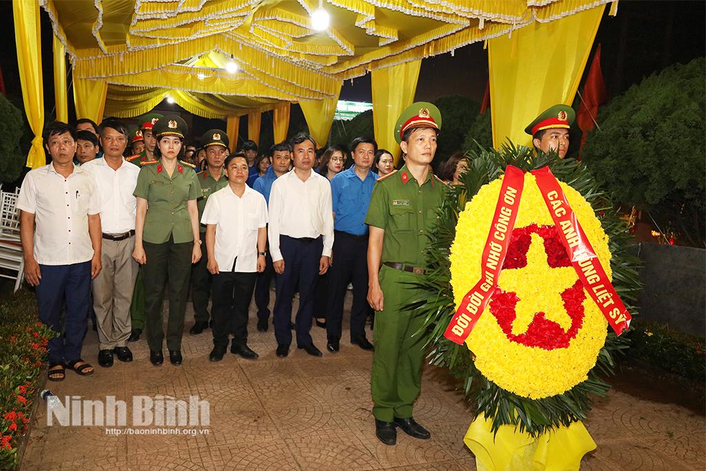 Các đại biểu đặt vòng hoa, dâng hương tại Nghĩa trang liệt sĩ xã Lý Nhân.