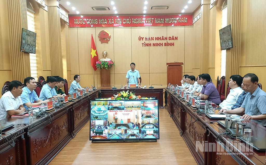 Đồng chí Trần Song Tùng, Ủy viên Ban Thường vụ Tỉnh ủy, Phó Chủ tịch Thường trực UBND tỉnh phát biểu tại hội nghị