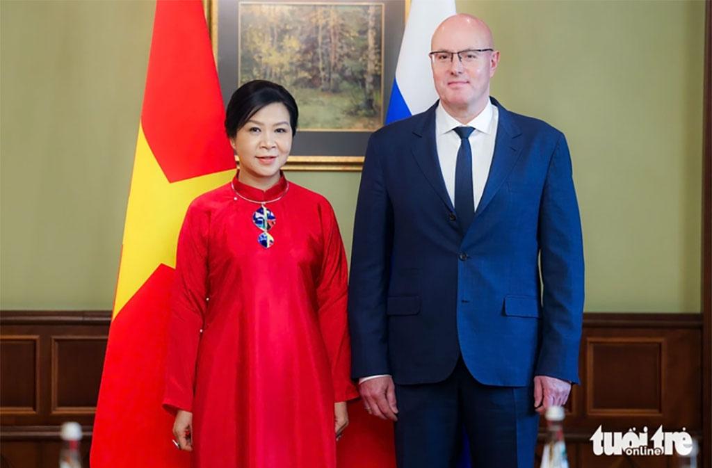 Phu nhân Ngô Phương Ly và Phó thủ tướng Nga Dmitry Nikolayevich Chernyshenko - Ảnh: NGUYỄN KHÁNH