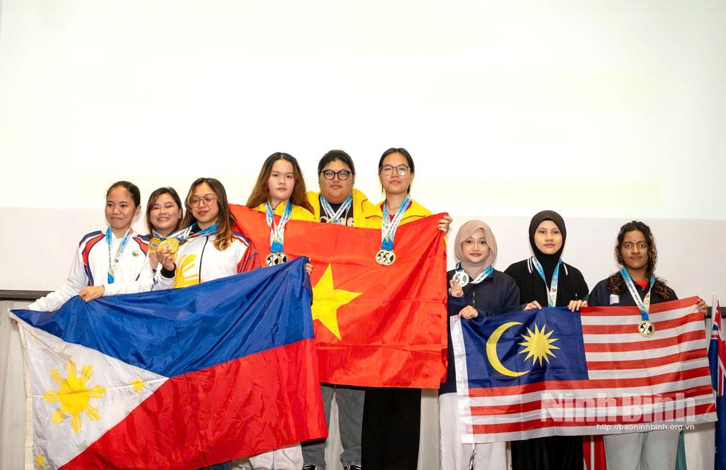 Kỳ thủ Vũ Bùi Thị Thanh Vân (ngoài cùng bên phải) và các đồng đội ở Đội tuyển Việt Nam nhận huy chương Vàng nội dung Cờ nhanh đồng đội G20. Ảnh: Trung tâm Thể thao tỉnh.