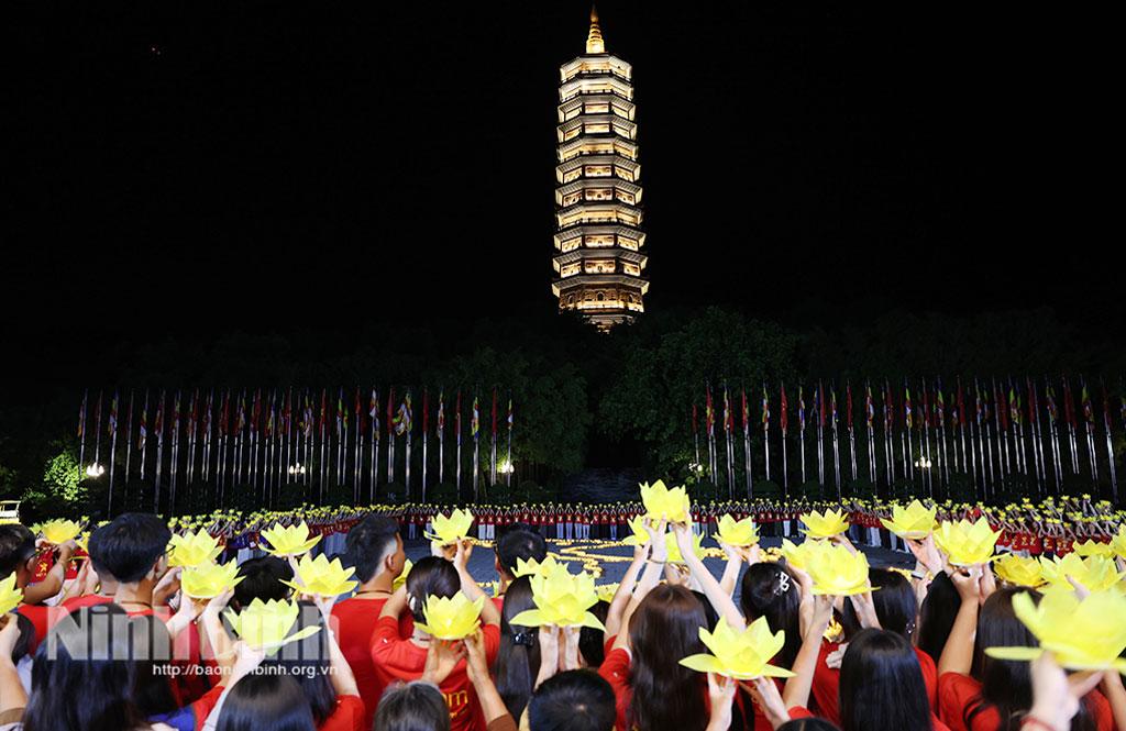 Trên 2000 tăng ni, Phật tử, các em khóa sinh thực hiện nghi lễ hoa đăng.