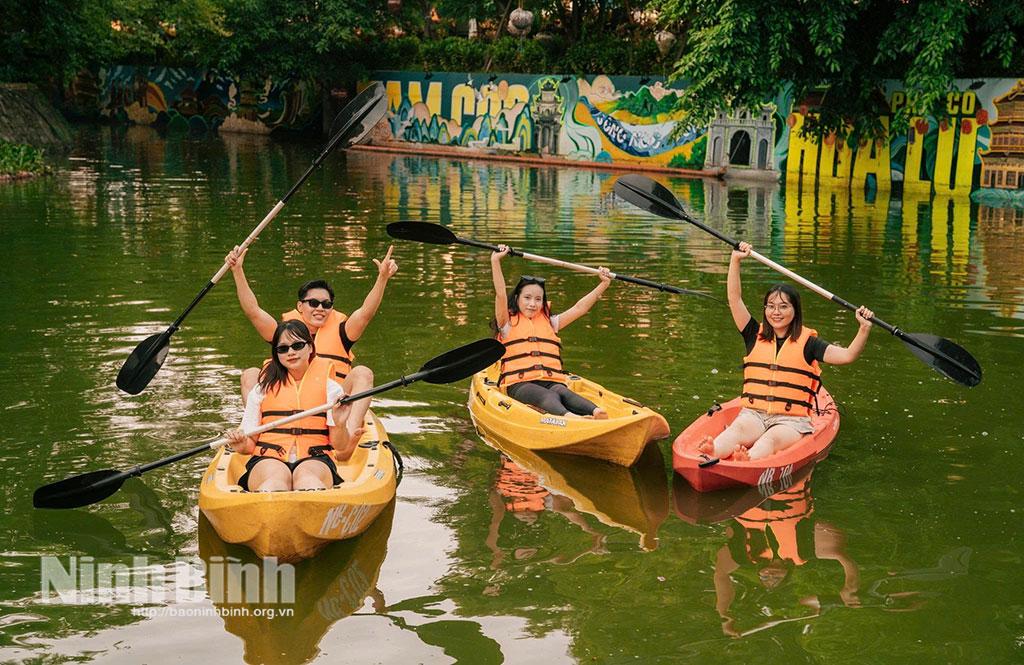 Du khách thích thú trải nghiệm chèo thuyền kayak tại Phố cổ Hoa Lư.