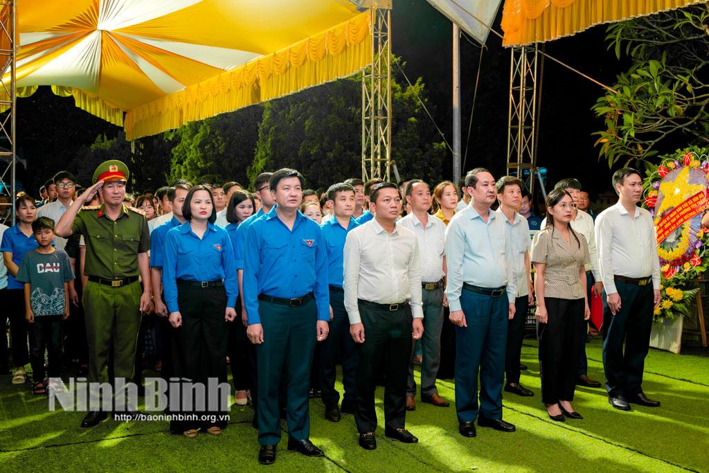 Các đồng chí lãnh đạo tỉnh và xã dâng hương, tưởng niệm các Anh hùng liệt sĩ tại Đài tưởng niệm các Anh hùng liệt sĩ Yên Mô .