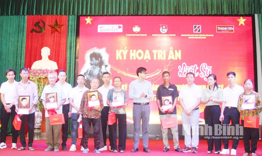 Lãnh đạo xã Thanh Liêm cùng nhóm Team Lee trao di ảnh và quà cho các gia đình liệt sỹ.