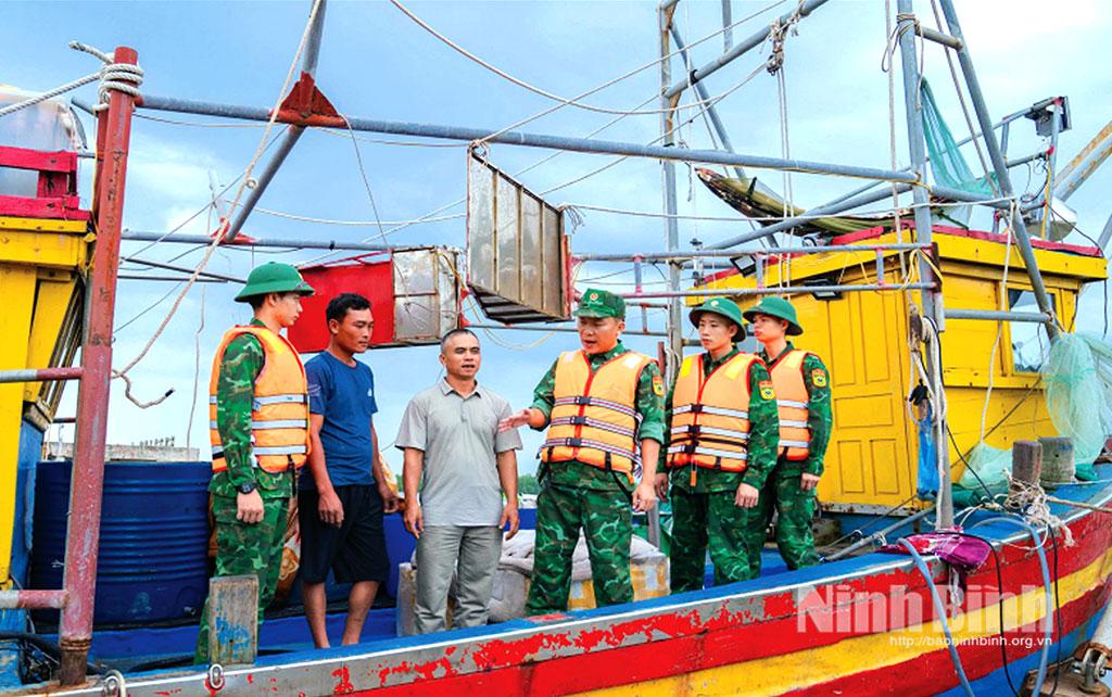 Cán bộ Đồn Biên phòng Kim Sơn yêu cầu chủ phương tiện khẩn trương neo đậu, tránh, trú bão. Ảnh: Ngọc Linh