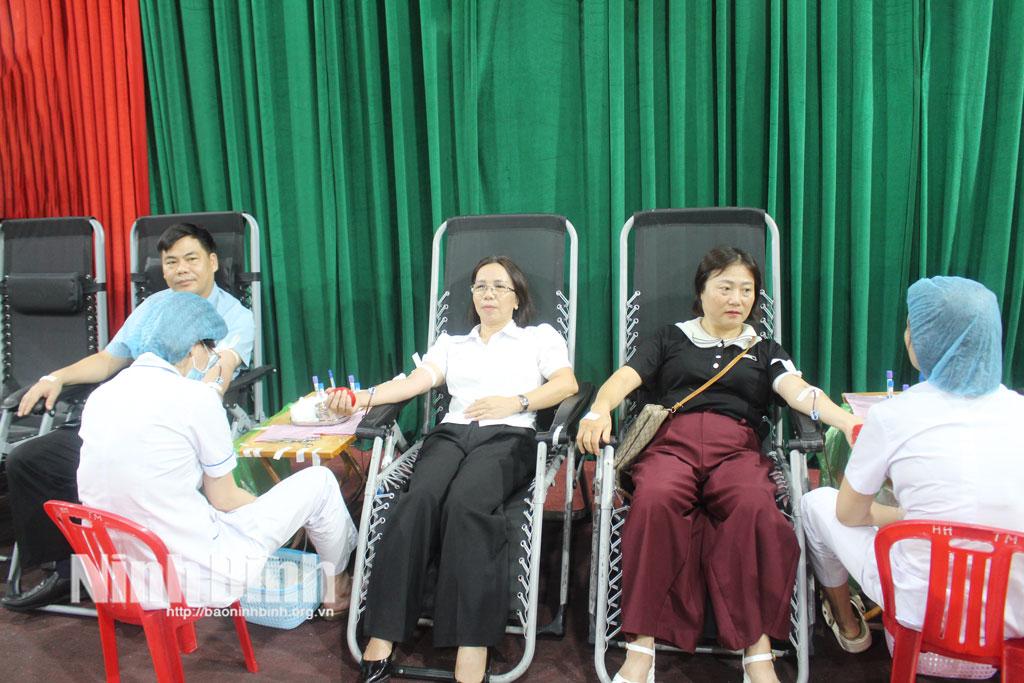 Cán bộ, công chức, viên chức xã Gia Trấn tham gia hiến máu tình nguyện.