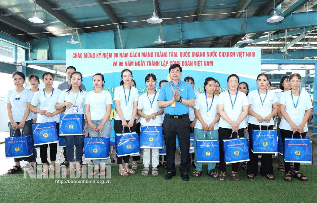 Đồng chí Nguyễn Hải Long, TUV, Phó Chủ tịch Ủy ban MTTQ Việt Nam tỉnh, Chủ tịch LĐLĐ tỉnh trao tặng quà cho công nhân lao động có hoàn cảnh khó khăn.