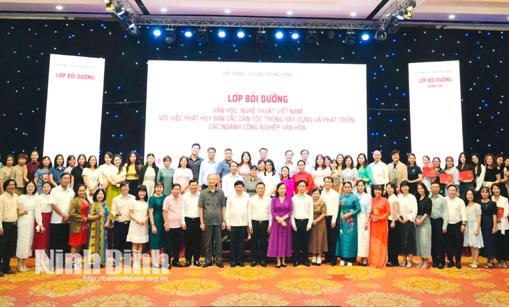 Các học viên chụp ảnh lưu niệm cùng Ban Tổ chức lớp tập huấn.