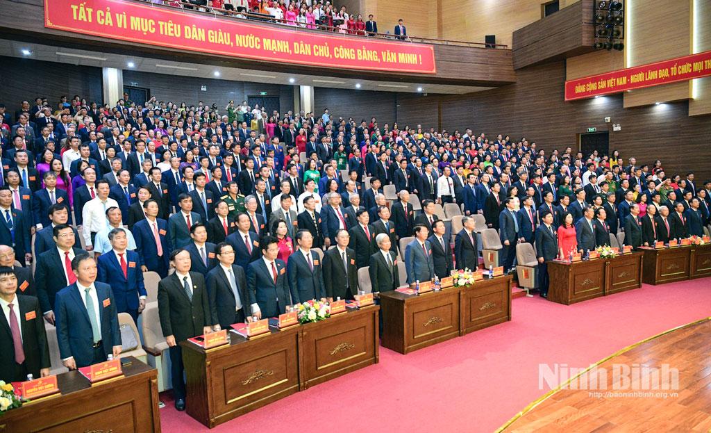 Các đại biểu tiến hành nghi thức chào cờ.