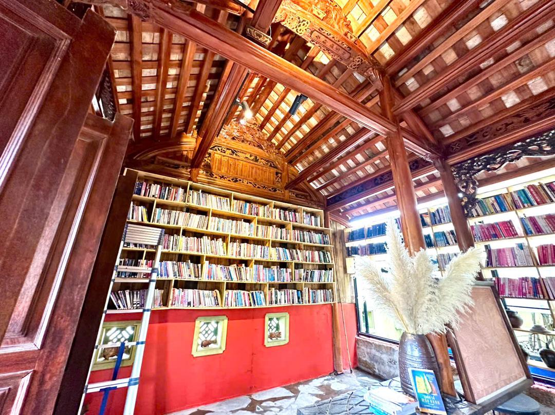 Nhà triển lãm Ba ngàn Art (phường Hoa Lư) nơi mỗi cuốn sách trở thành một phần của không gian trưng bày.