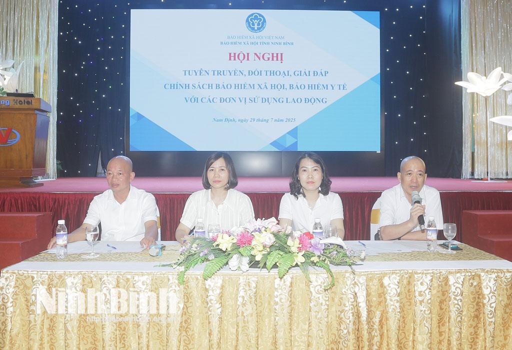 Lãnh đạo BHXH tỉnh Ninh Bình giải đáp các ý kiến về chính sách BHXH, BHYT, BHTN.
