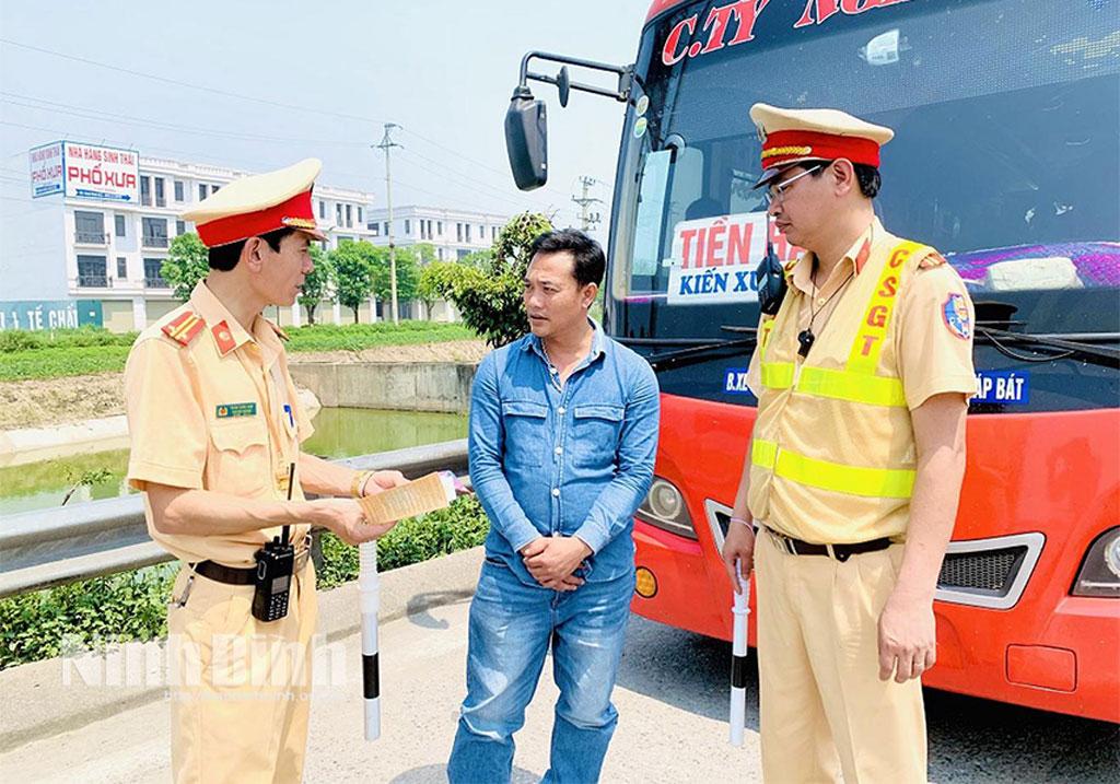 Lực lượng CSGT Công an tỉnh tuyên truyền lái xe chấp hành nghiêm quy định về nồng độ cồn.