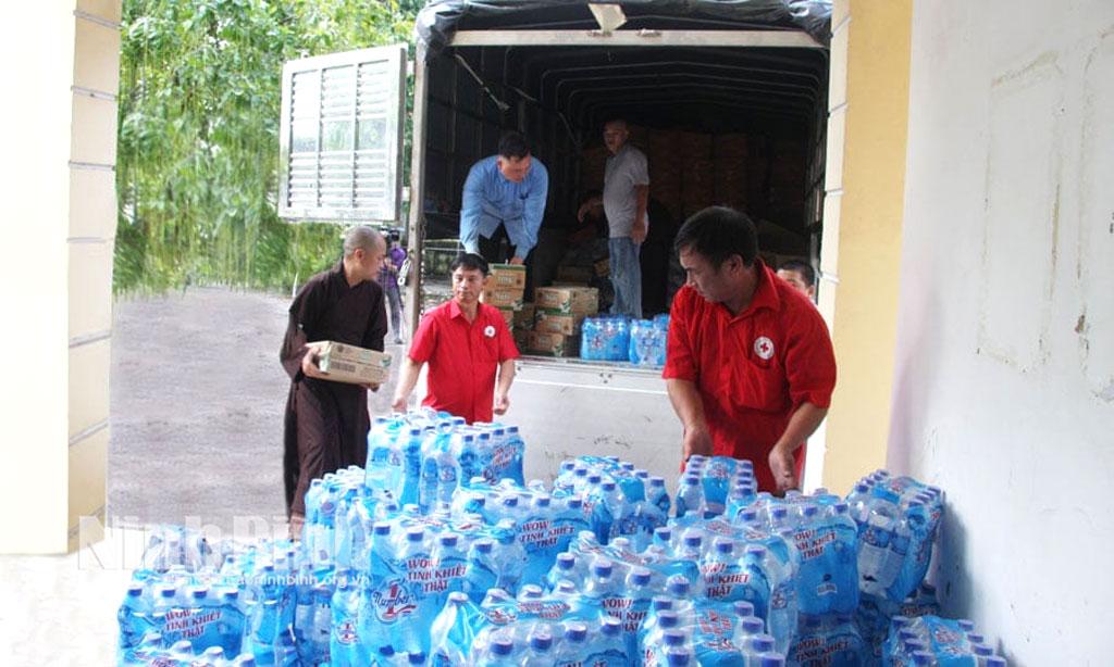 Lãnh đạo Hội CTĐ tỉnh cùng các nhà tài trợ chuyển bị hàng đến người dân vùng ảnh hưởng cơn bão gây ra.