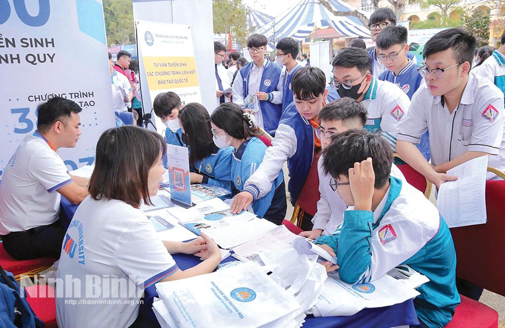 Chương trình Tư vấn hướng nghiệp tại Trường THPT A Trần Hưng Đạo (phường Nam Định).