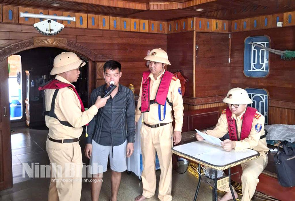 Đội Cảnh sát đường thủy số 2 tuần tra, kiểm soát phương tiện giao thông đường thủy trên tuyến.