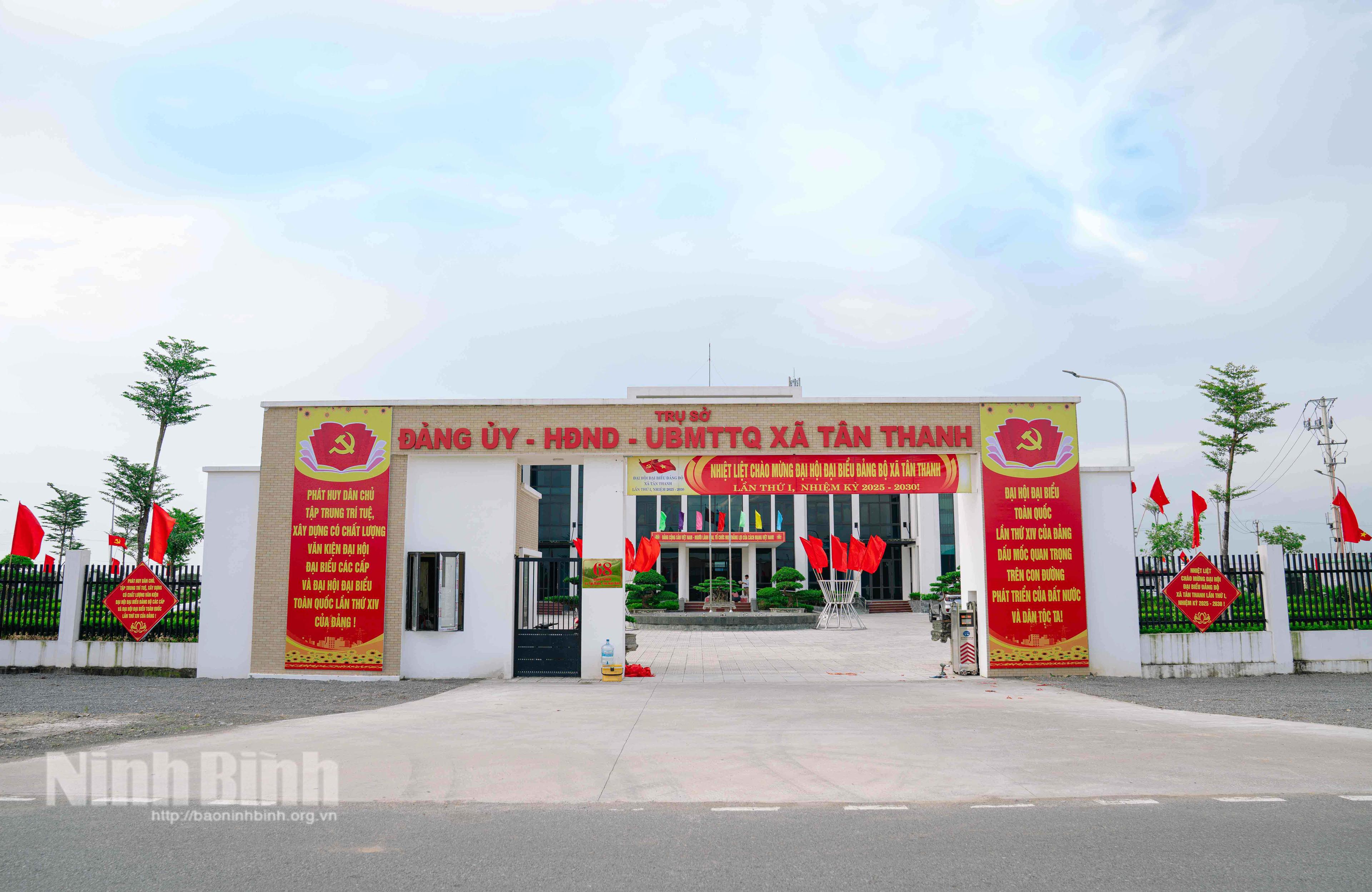 Toàn cảnh trụ sở hành chính xã Tân Thanh lộng lẫy với biểu ngữ và cờ Đảng chào mừng Đại hội, thể hiện khí thế mới của một đơn vị hành chính đang trên đà phát triển.