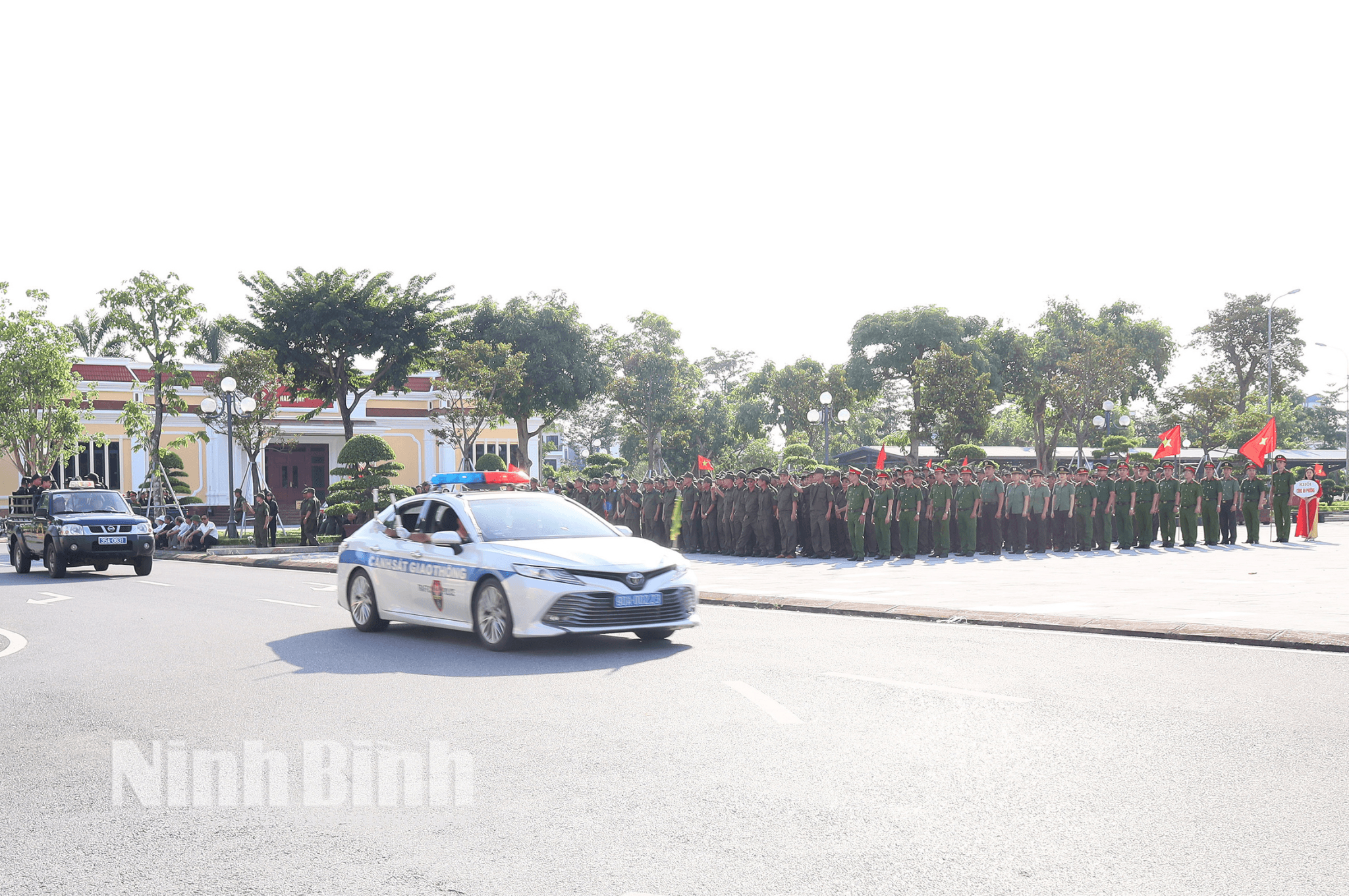 Lực lượng Công an phường Nam Định tổ chức diễu hành biểu dương lực lượng dọc một số tuyến đường trung tâm phường.
