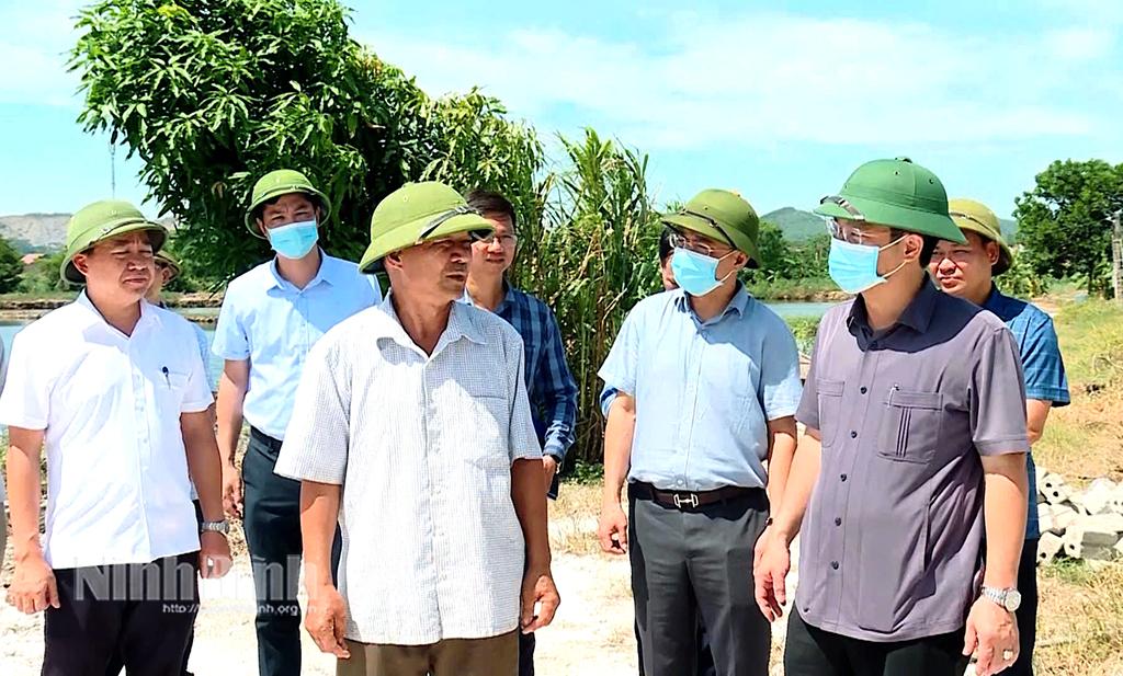 Đồng chí Trần Anh Dũng, Uỷ viên Ban Thường vụ Tỉnh uỷ, Phó Chủ tịch UBND tỉnh kiểm tra công tác phòng, chống dịch tả lợn châu Phi ở các địa phương.