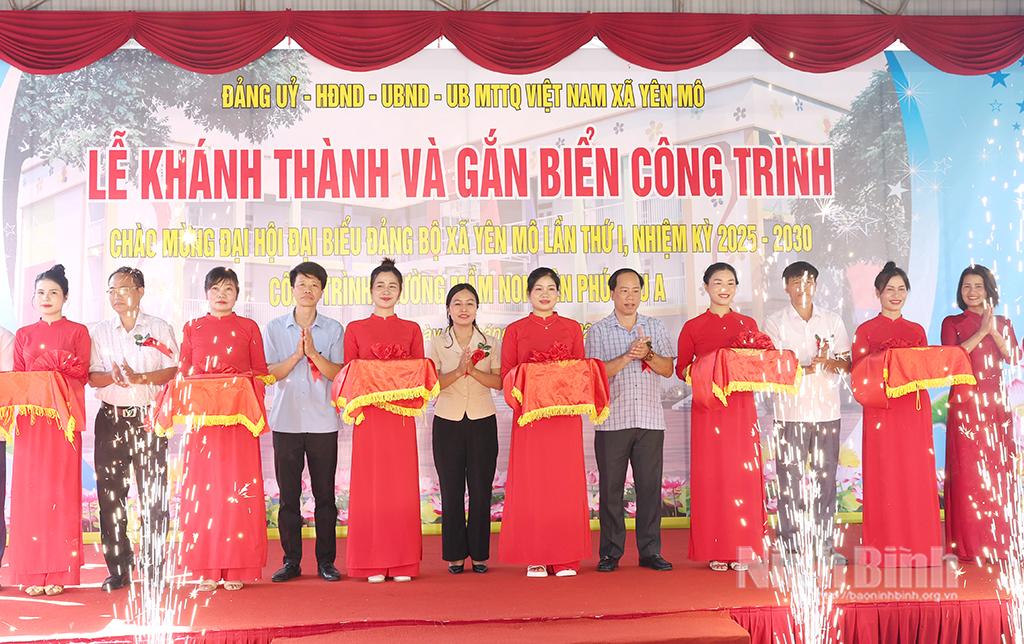 Các đại biểu thực hiện nghi thức cắt băng khánh thành công trình Trường Mầm non Yên Phú khu A.