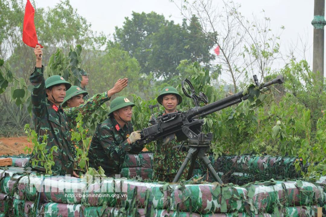 Khẩu đội súng máy phòng không 12,7mm luyện tập bắn mục tiêu trên không. Ảnh: Hồng Nam.