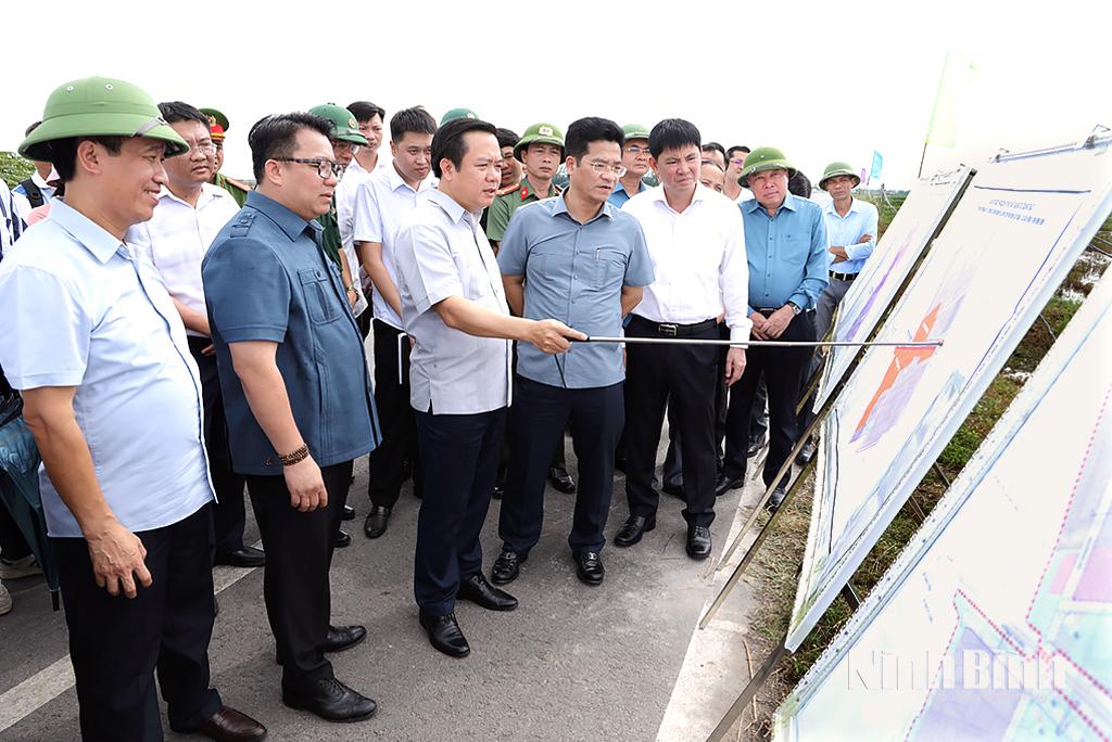 Đồng chí Chủ tịch UBND tỉnh Phạm Quang Ngọc và Đoàn công tác kiểm tra tại Khu công nghiệp Hải Long (VSIP Nam Định), xã Giao Hưng. Ảnh: Văn Huỳnh