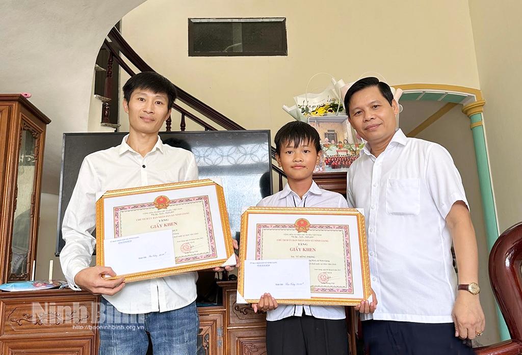 Lãnh đạo UBND xã Ninh Giang trao tặng Giấy khen cho anh Nguyễn Văn Duy và cháu Vũ Hồng Phong đã có hành động dũng cảm cứu người bị đuối nước.