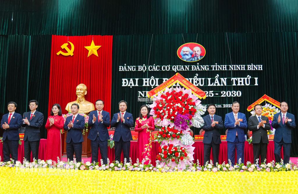 Các đồng chí lãnh đạo tỉnh tặng hoa chúc mừng Đại hội.