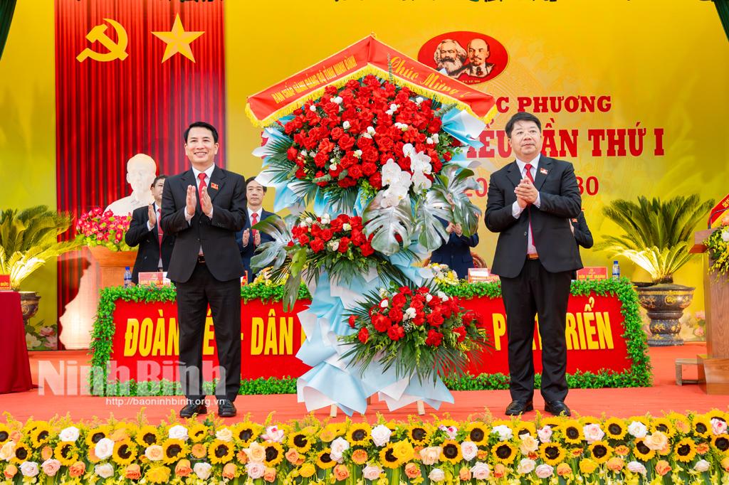 Đồng chí Nguyễn Tiến Dũng, Phó Chủ nhiệm Uỷ ban Kiểm tra Tỉnh ủy tặng hoa chúc mừng Đại hội.