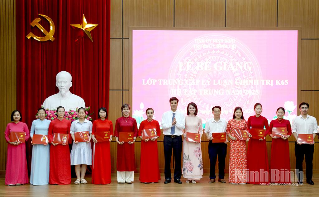 Đồng chí Phan Thành Công, Tỉnh ủy viên, Bí thư Đảng uỷ, Hiệu trưởng Trường Chính trị tỉnh trao Bằng tốt nghiệp cho các học viên.